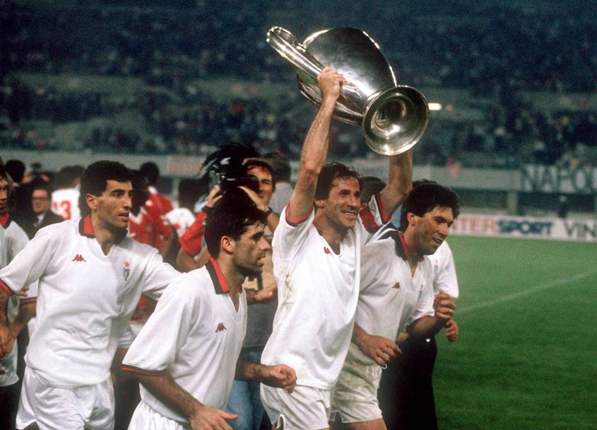 25 maggio 1990 - Milan-Benfica 1-0, gol di Rijkaard. Baresi solleva al cielo la seconda Coppa dei Campioni consecutiva, l&#39;impresa non riuscirà più a nessuna squadra. IPP